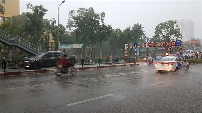 Mây đen che kín bầu trời, Hà Nội đang đón trận mưa rào cực lớn - Ảnh 26.