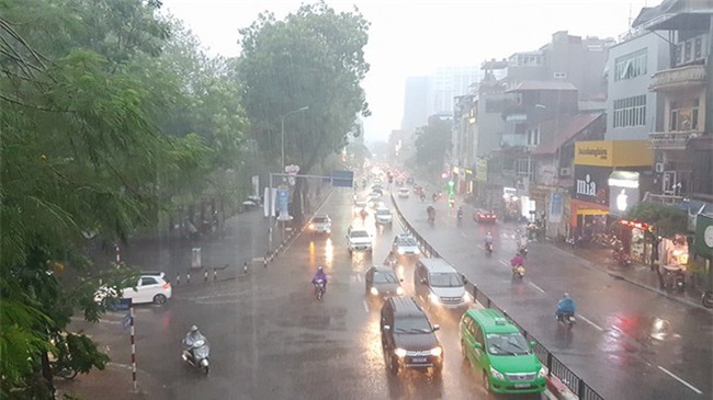 Mây đen che kín bầu trời, Hà Nội đang đón trận mưa rào cực lớn - Ảnh 27.