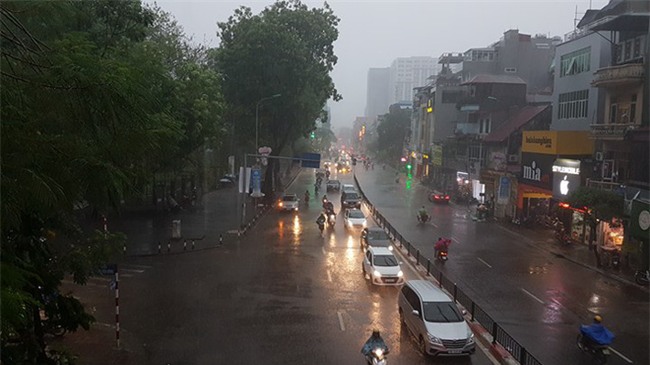 Mây đen che kín bầu trời, Hà Nội đang đón trận mưa rào cực lớn - Ảnh 28.