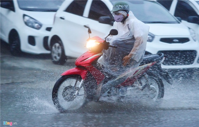 Nguoi di duong loay hoay trong con mua rao giai nhiet hinh anh 9