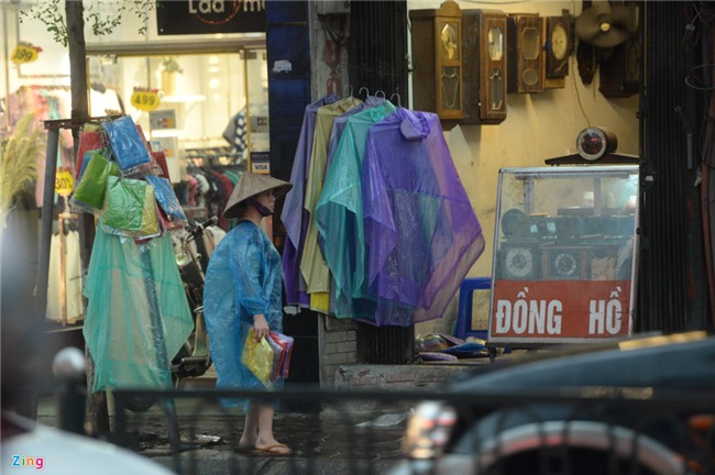 Nguoi di duong loay hoay trong con mua rao giai nhiet hinh anh 11