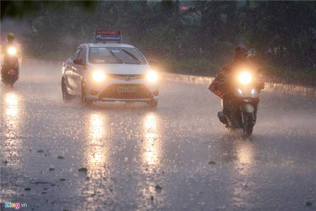Nguoi di duong loay hoay trong con mua rao giai nhiet hinh anh 1