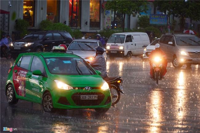 Nguoi di duong loay hoay trong con mua rao giai nhiet hinh anh 2