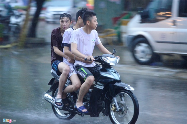 Nguoi di duong loay hoay trong con mua rao giai nhiet hinh anh 3