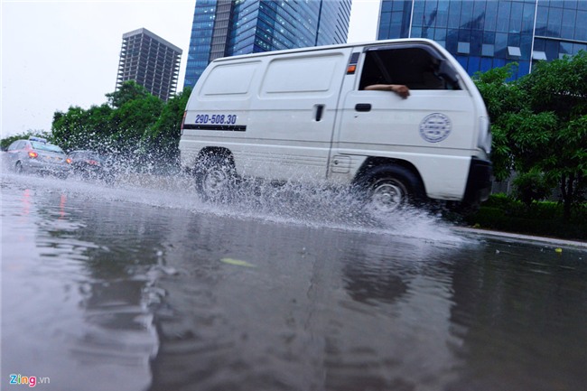 Nguoi di duong loay hoay trong con mua rao giai nhiet hinh anh 4