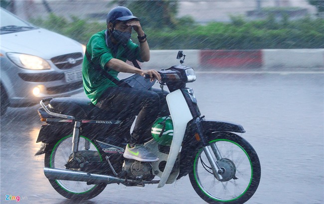 Nguoi di duong loay hoay trong con mua rao giai nhiet hinh anh 5