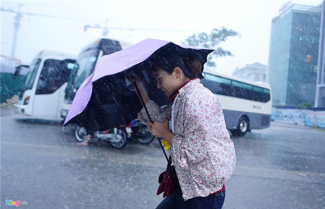 Nguoi di duong loay hoay trong con mua rao giai nhiet hinh anh 6