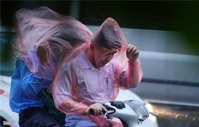 Nguoi di duong loay hoay trong con mua rao giai nhiet hinh anh 7