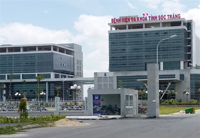 Thi the nguoi dan ong tren noc thang may tai benh vien hinh anh 1