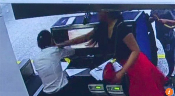 Clip sốc: Bị trễ giờ bay, nữ tiến sĩ xinh đẹp thẳng tay tát vào mặt nhân viên hàng không-2