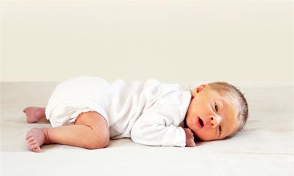 hoa giai nguyen nhan vi sao 90% tre nho thich nam ngu up bung, sap mat - 1