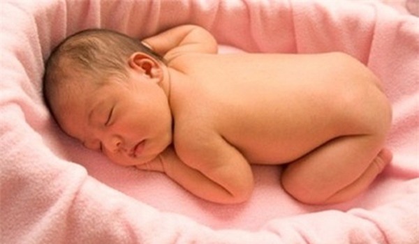 hoa giai nguyen nhan vi sao 90% tre nho thich nam ngu up bung, sap mat - 2