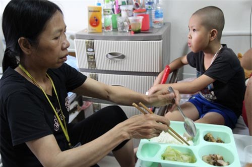 xot thuong canh me don than mac ung thu di can chat vat cham con bi ung thu mau - 1