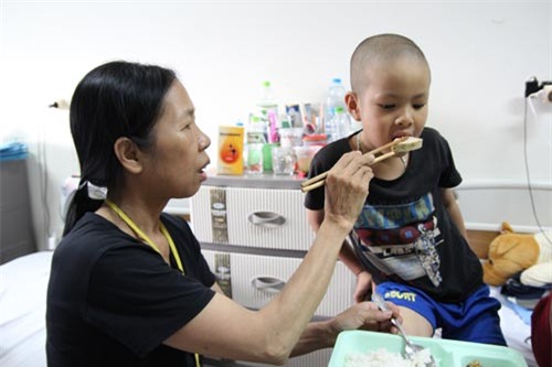 xot thuong canh me don than mac ung thu di can chat vat cham con bi ung thu mau - 2