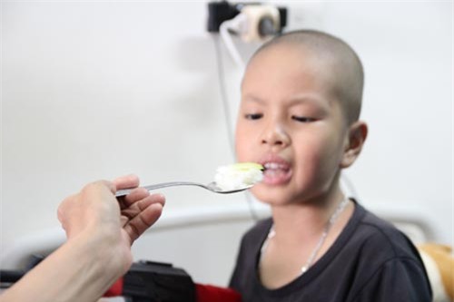 xot thuong canh me don than mac ung thu di can chat vat cham con bi ung thu mau - 4