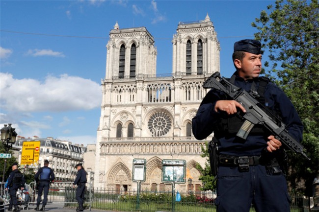 Ke tan cong Nha tho Duc ba Paris het 'Dieu nay la vi Syria' hinh anh 1