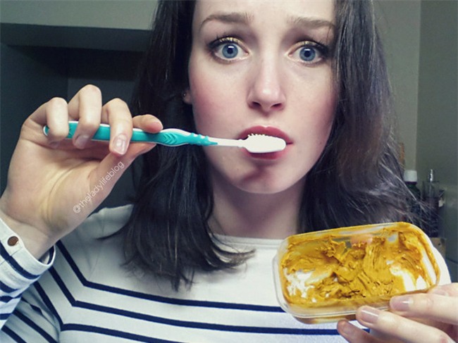 Thấy răng chớm có chấm sâu, đắp liền thứ này vào sẽ khỏi ngay, răng lại còn trắng ra - Ảnh 3.