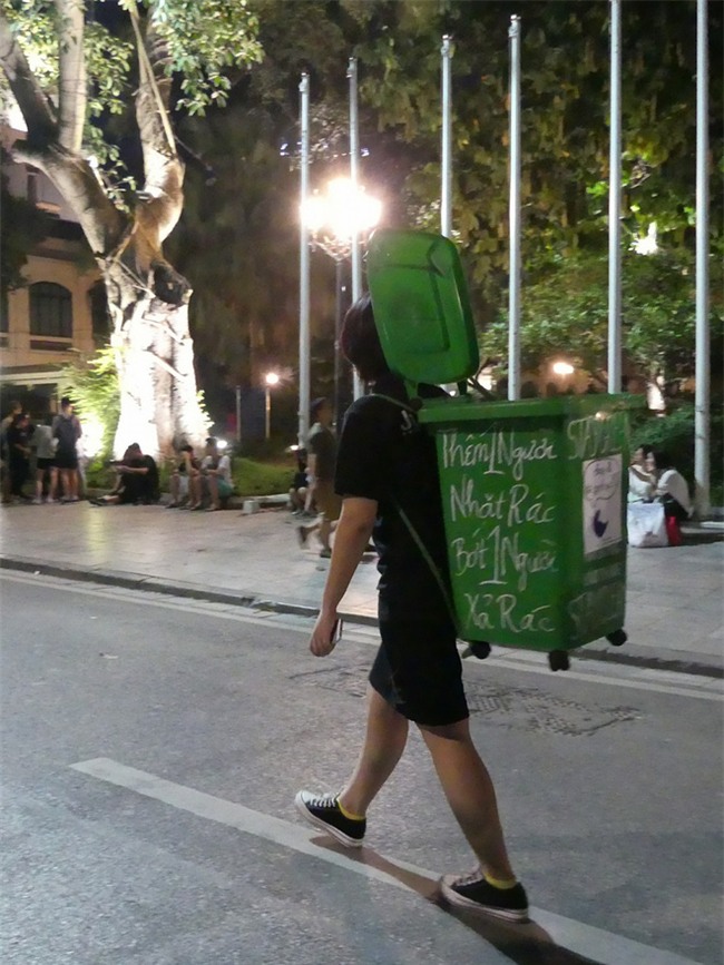 Hành động khó hiểu của cô gái trên phố đi bộ Hà Nội và sự thật đằng sau - Ảnh 1.