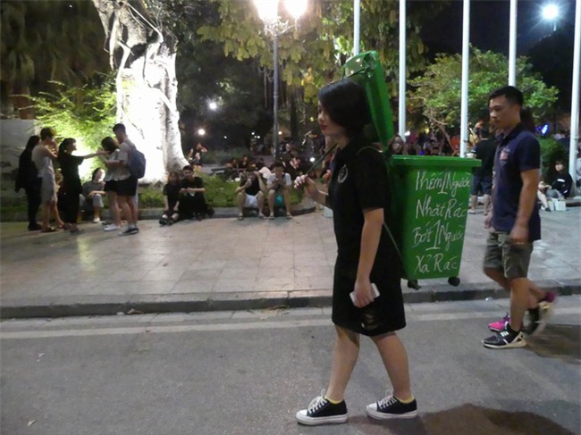 Hành động khó hiểu của cô gái trên phố đi bộ Hà Nội và sự thật đằng sau - Ảnh 2.