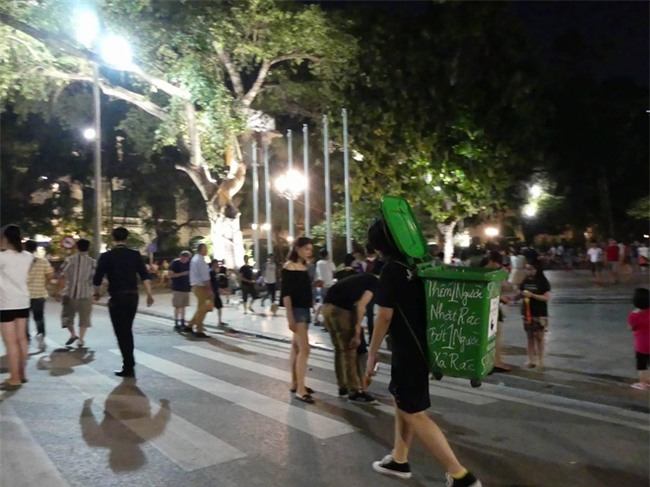 Hành động khó hiểu của cô gái trên phố đi bộ Hà Nội và sự thật đằng sau - Ảnh 3.