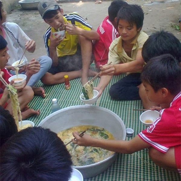 cuoi dau ruot voi bat mi an lien chong nong trong, noi mun cua “thanh lay” - 11