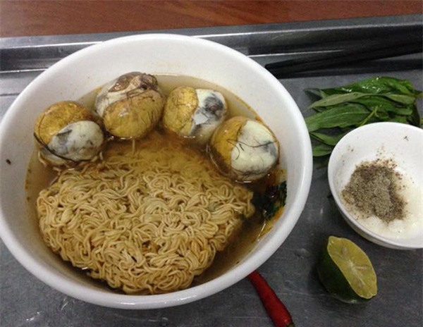 cuoi dau ruot voi bat mi an lien chong nong trong, noi mun cua “thanh lay” - 9