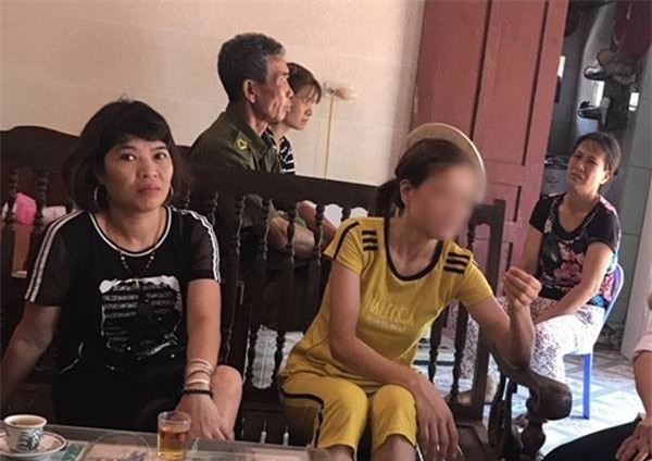 Người cha có con gái bị xích cổ: “Tôi quá đau đớn khi thấy con mình bị hành hạ” - Ảnh 1.