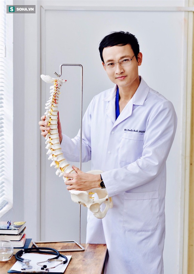 Bác sĩ BV Việt Đức hướng dẫn 2 bài tập cổ, 3 bài tập lưng dễ thực hiện chữa bệnh cột sống - Ảnh 1.