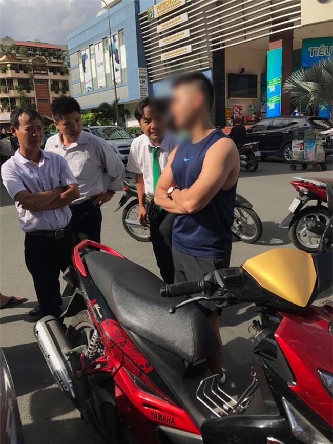 Mặc tài xế taxi năn nỉ chỉ còn 200k trong túi, soái ca Sài Gòn kiên quyết đòi 400k bồi thường sau va chạm - Ảnh 2.