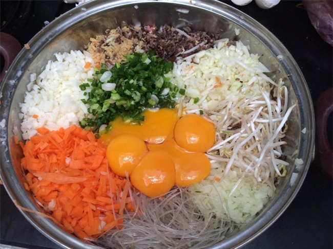 Bí quyết rán nem vàng giòn, không rách, trăm cái ngon như một, vô tư ra mắt mẹ chồng tương lai - Ảnh 1.