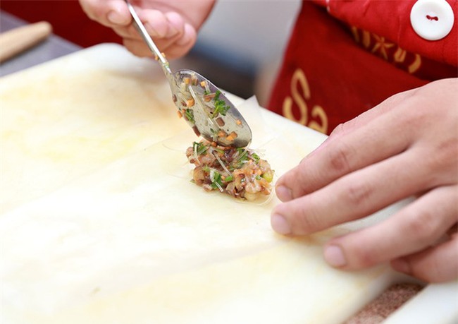 Bí quyết rán nem vàng giòn, không rách, trăm cái ngon như một, vô tư ra mắt mẹ chồng tương lai - Ảnh 3.