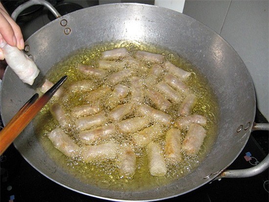 Bí quyết rán nem vàng giòn, không rách, trăm cái ngon như một, vô tư ra mắt mẹ chồng tương lai - Ảnh 4.