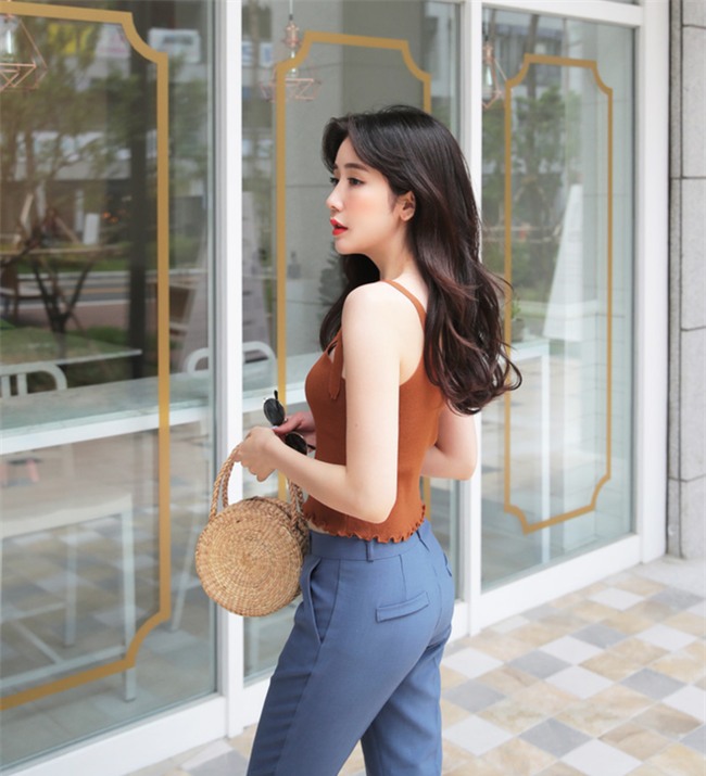 Áo hai dây chất liệu len, vừa sexy hết mức lại vừa phù hợp với thời tiết mát mẻ như thế này! - Ảnh 11.