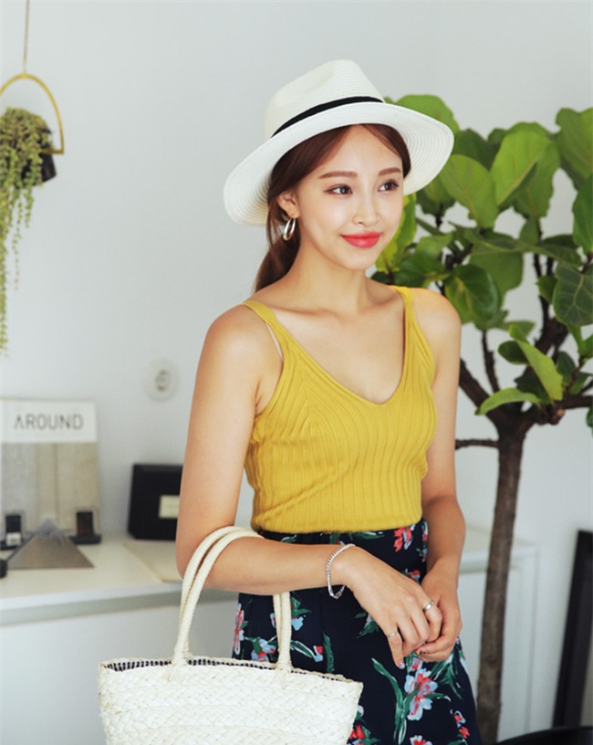 Áo hai dây chất liệu len, vừa sexy hết mức lại vừa phù hợp với thời tiết mát mẻ như thế này! - Ảnh 13.