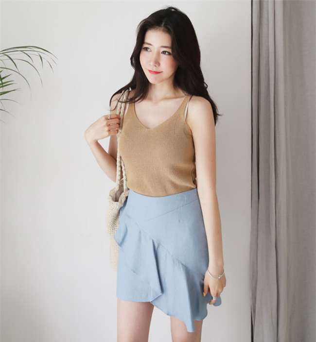 Áo hai dây chất liệu len, vừa sexy hết mức lại vừa phù hợp với thời tiết mát mẻ như thế này! - Ảnh 16.