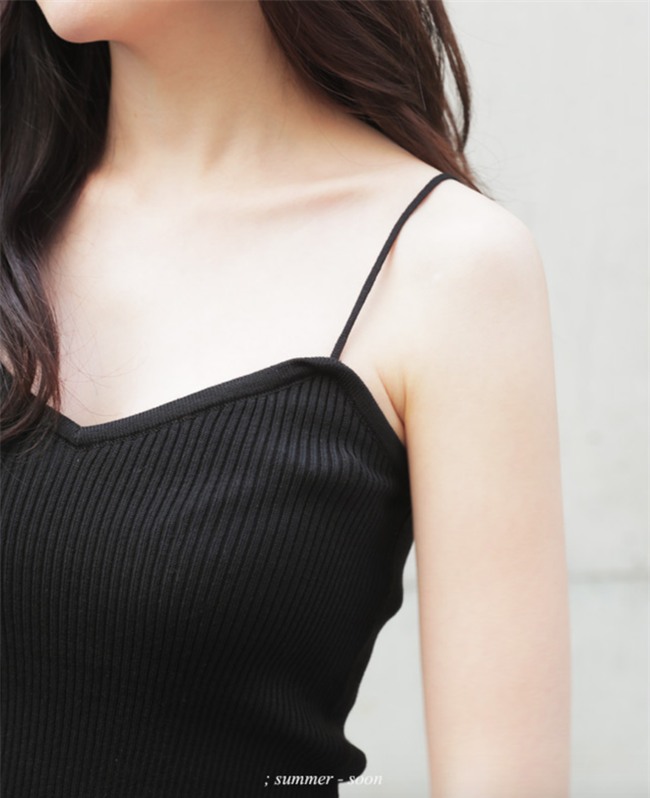 Áo hai dây chất liệu len, vừa sexy hết mức lại vừa phù hợp với thời tiết mát mẻ như thế này! - Ảnh 2.