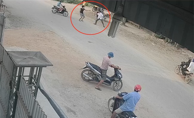 Xông vào nhà đánh chủ xe khách: Côn đồ cầm tuýp sắt đuổi đánh cả công an - Ảnh 3.