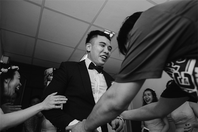 Một thập kỷ yêu và đám cưới “bá đạo” cô dâu mời nguyên dàn phù rể uống nước tương xá xị - Ảnh 13.
