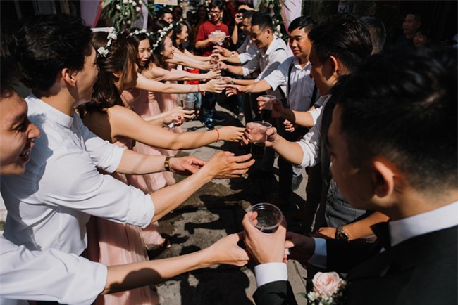 Một thập kỷ yêu và đám cưới “bá đạo” cô dâu mời nguyên dàn phù rể uống nước tương xá xị - Ảnh 3.
