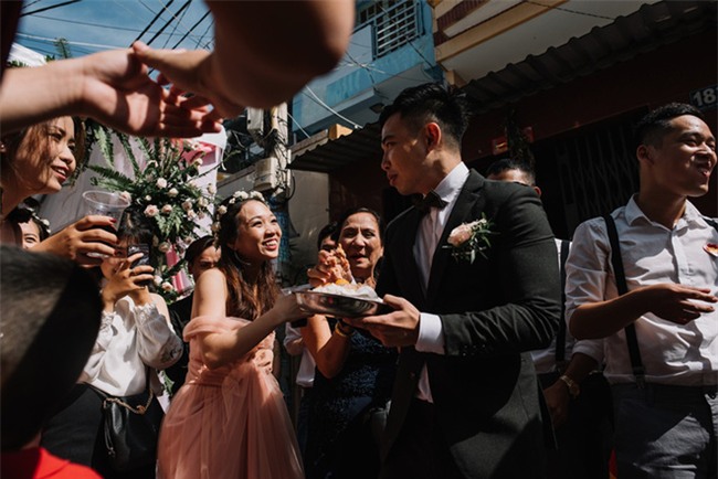 Một thập kỷ yêu và đám cưới “bá đạo” cô dâu mời nguyên dàn phù rể uống nước tương xá xị - Ảnh 4.