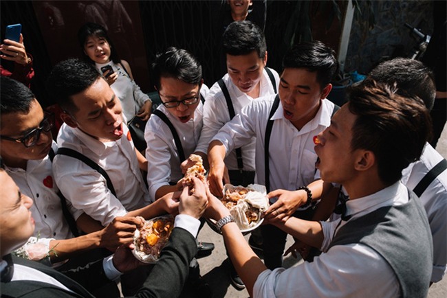 Một thập kỷ yêu và đám cưới “bá đạo” cô dâu mời nguyên dàn phù rể uống nước tương xá xị - Ảnh 5.