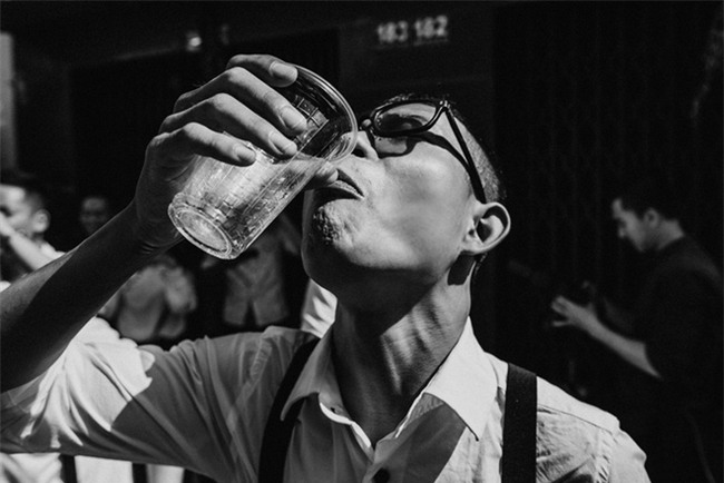 Một thập kỷ yêu và đám cưới “bá đạo” cô dâu mời nguyên dàn phù rể uống nước tương xá xị - Ảnh 9.