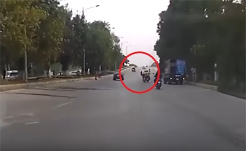 clip: bi cuop tui xach, me van om chat con khi vang xuong duong hinh anh 1