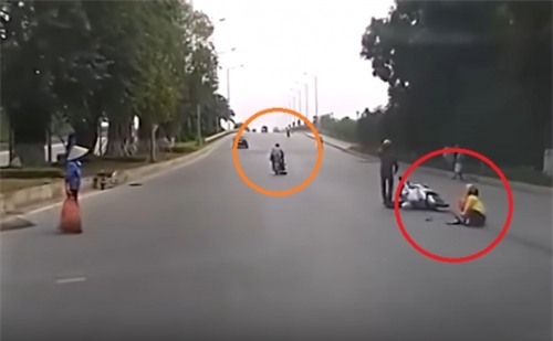 clip: bi cuop tui xach, me van om chat con khi vang xuong duong hinh anh 2