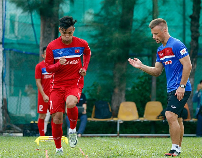 ĐT Việt Nam: Hậu vệ người Giẻ Triêng "đọ súng" Công Phượng - 1