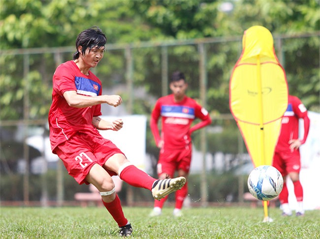 ĐT Việt Nam: Hậu vệ người Giẻ Triêng "đọ súng" Công Phượng - 4