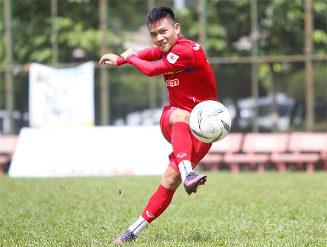 ĐT Việt Nam: Hậu vệ người Giẻ Triêng "đọ súng" Công Phượng - 7