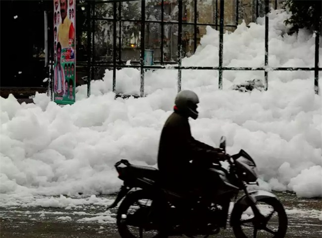 Sau cơn mưa lớn, thành phố bị bao phủ bởi tuyết nhưng ai cũng sốc khi biết sự thật - Ảnh 3.