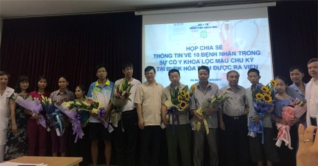 Sáng 8/6, 10 bệnh nhân trong sự cố y khoa chạy thận ở BVĐK tỉnh Hoà Bình, được chuyển về Bệnh viện Bạch Mai điều trị, được ra viện. Ảnh: V.Thu