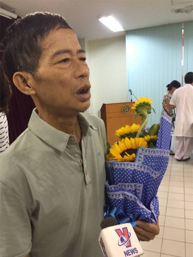 Bệnh nhân Phạm Ngọc Chung chia sẻ với báo chí.